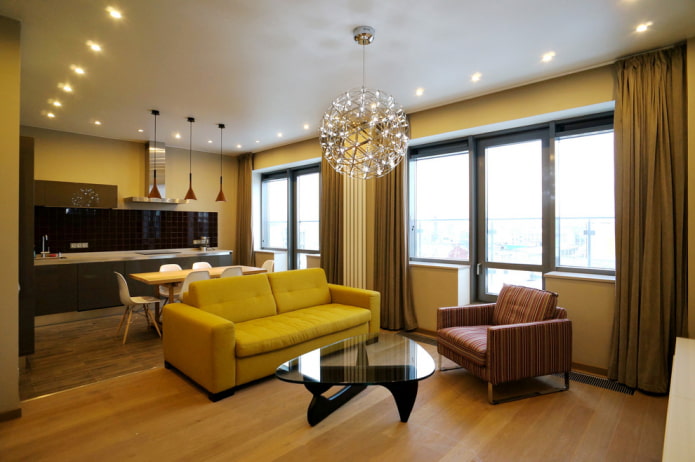 combinación de un sofá amarillo con cortinas