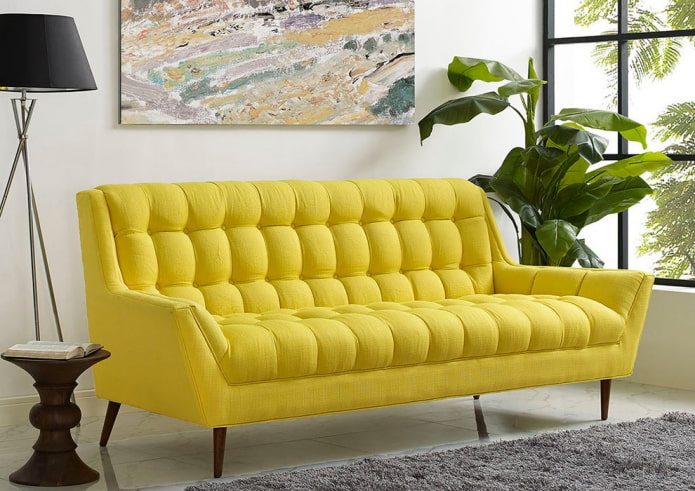 Sofá amarillo con patas en el interior