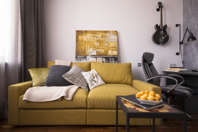 combinación de un sofá amarillo con una manta