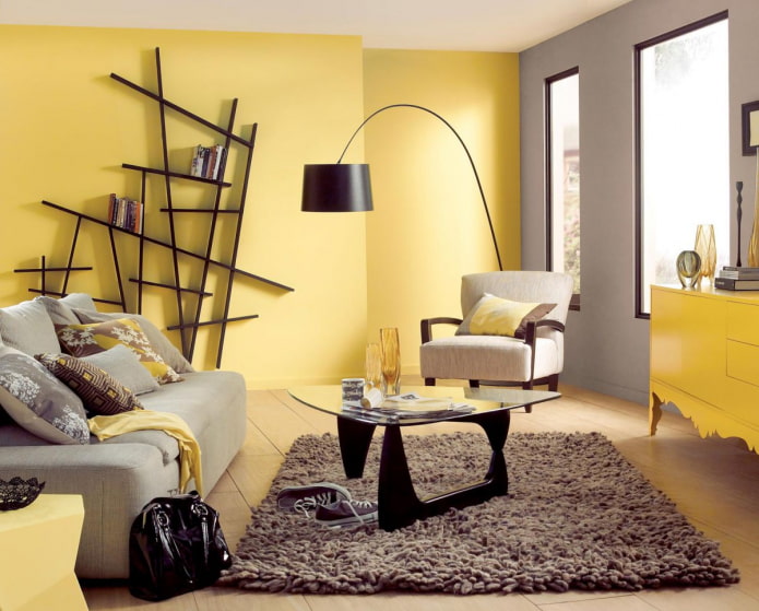 elegante sala de estar en tonos amarillos y negros