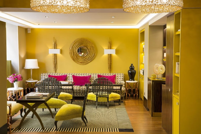 salón en tonos amarillo verdoso con cojines de sofá color fucsia