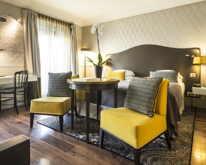 Hermosa combinación de amarillo y gris oscuro en el dormitorio