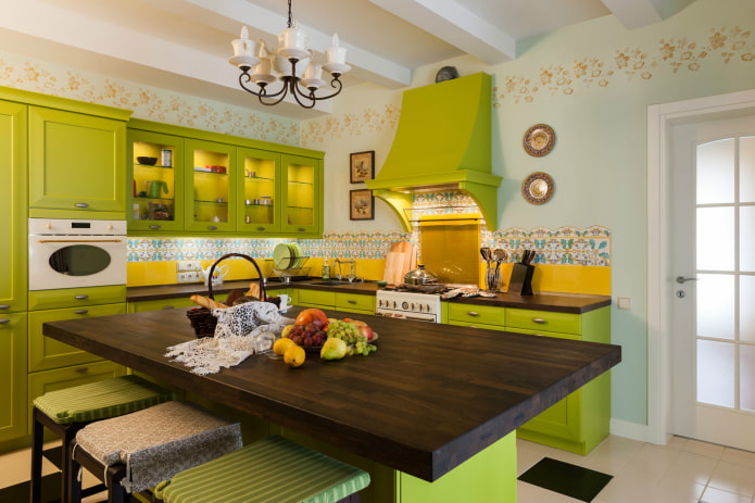 cocina con juego de muebles verde claro y delantal amarillo