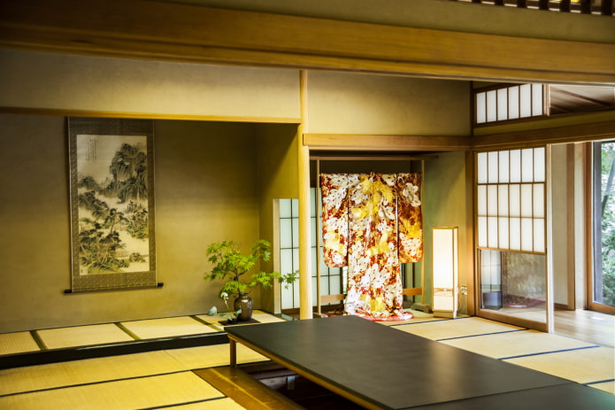 Sala de estar de estilo japonés en amarillo verdoso