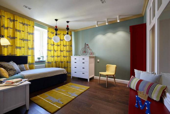 Habitación infantil con elementos decorativos amarillos