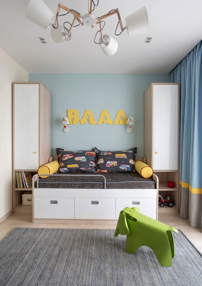 Acentos amarillos en el dormitorio de un niño