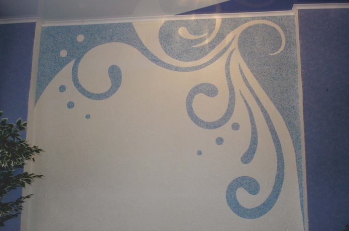papel pintado blanco con estampado azul