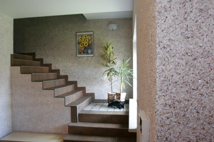 escaleras con papel tapiz líquido