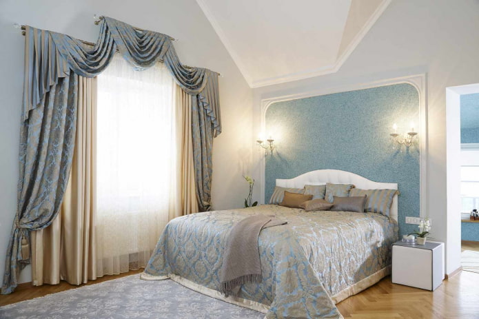 papel tapiz líquido azul decorado con molduras