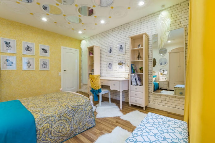 combinación de ladrillo decorativo y papel pintado líquido