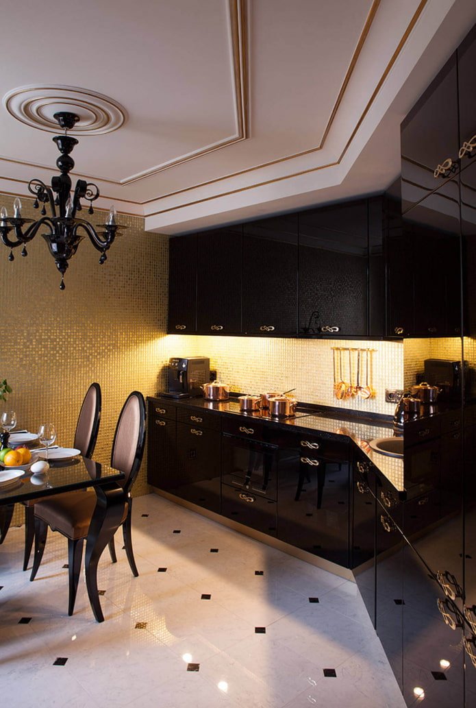 paredes doradas en una cocina de mosaico