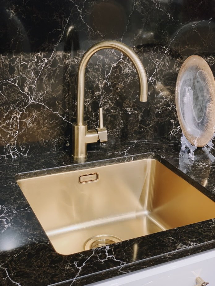 lavabo dorado con grifo