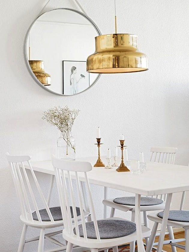 Colgante dorado sobre la mesa