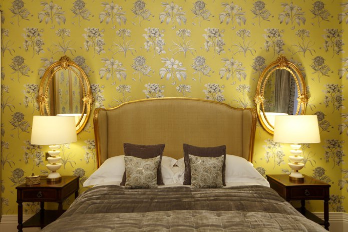 Papel pintado amarillo en el dormitorio