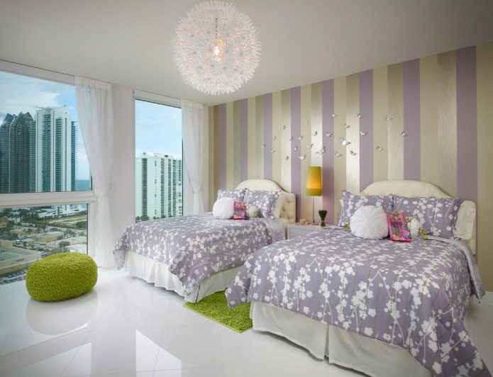 Papel pintado amarillo y morado en el interior