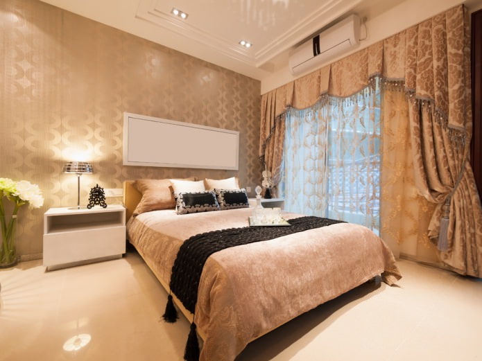 Cortinas en una habitación con papel pintado dorado