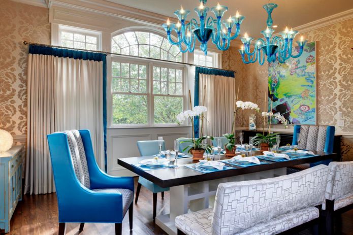 Cortinas en un comedor con paredes doradas