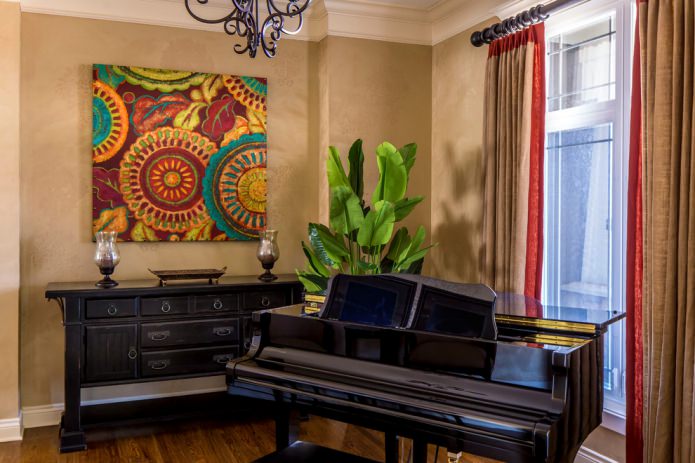 Cortinas en una habitación con papel pintado dorado