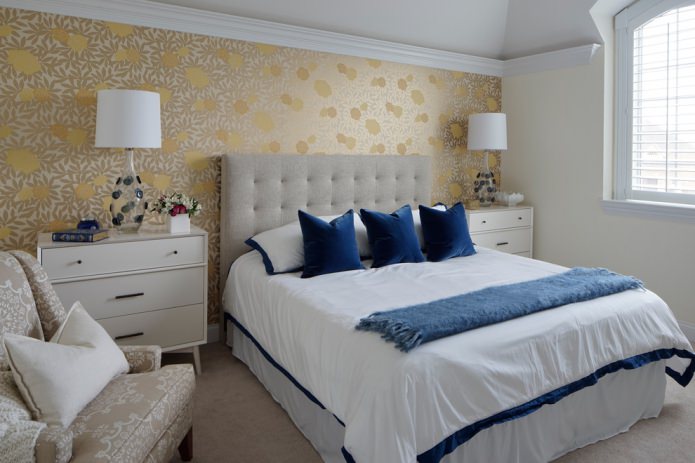 Papel pintado amarillo y beige en el dormitorio