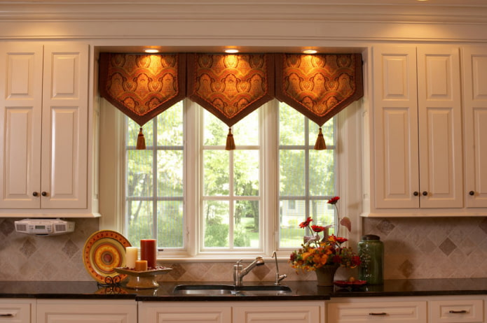 un ejemplo de decoración de una ventana en la cocina con un lambrequín en estilo oriental