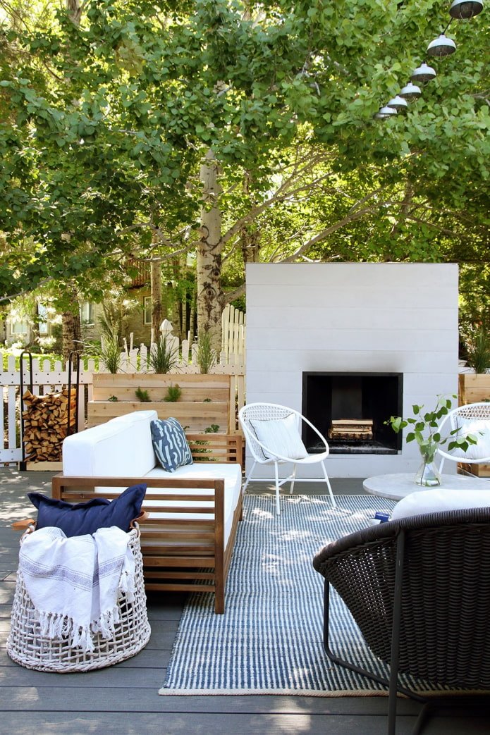 Un lugar para relajarse en la dacha con chimenea