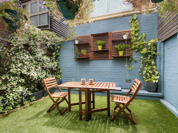 Una mesa en la parcela del jardín