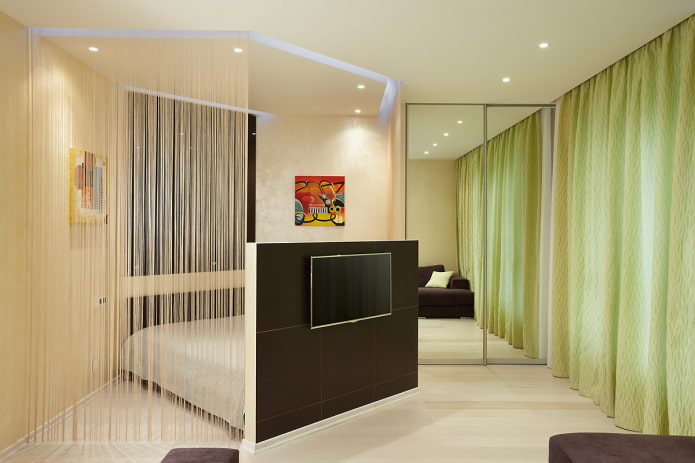 zonificación de una habitación con cortinas de hilo