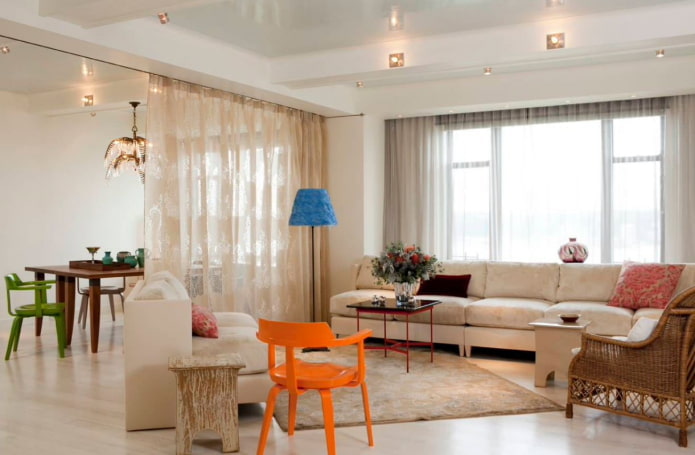 zonificación con cortinas en el interior de la cocina-salón