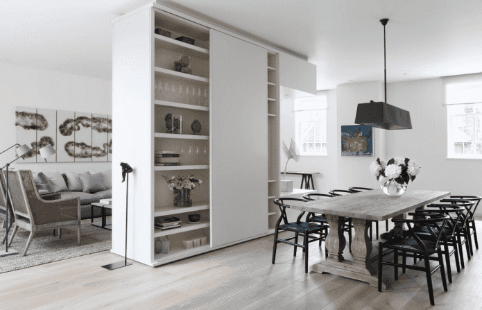 Zonificación con un armario en el interior de la cocina-salón