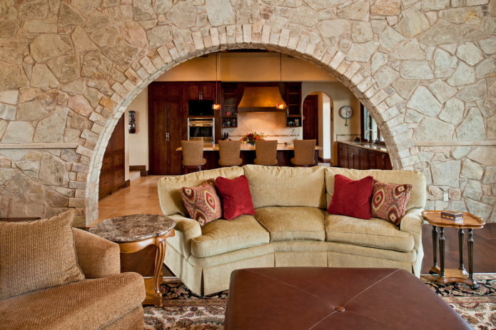 Zonificación con arco en el interior de la cocina-salón
